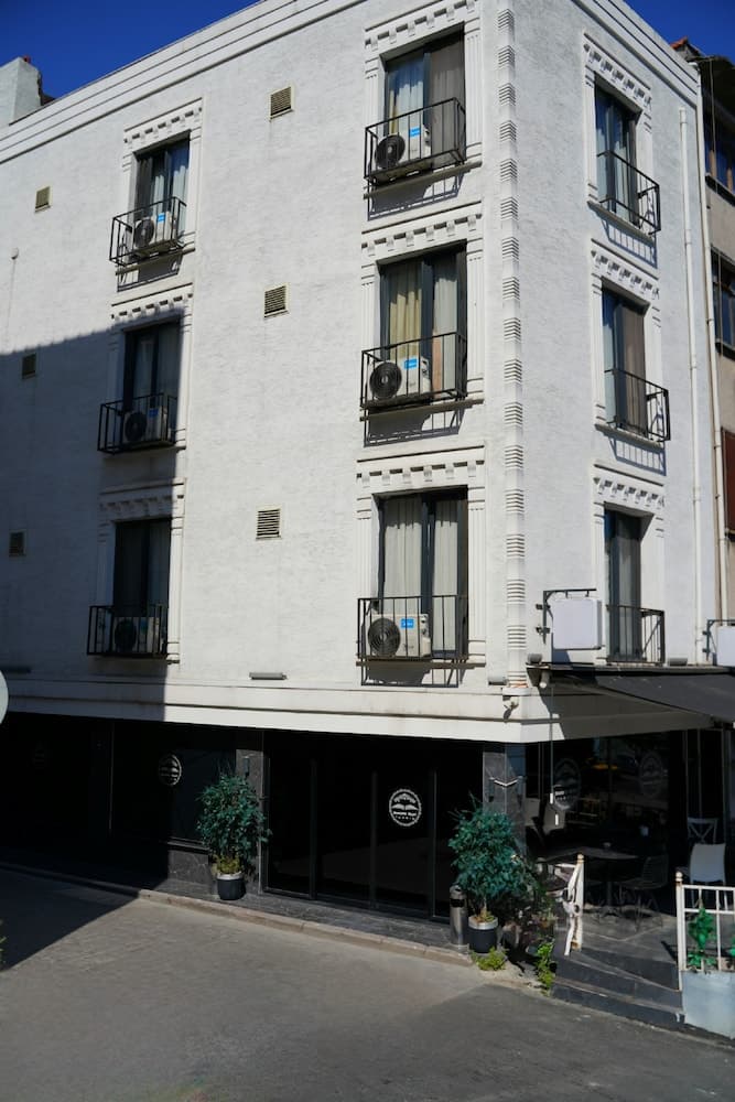 Sword Suit Hotel