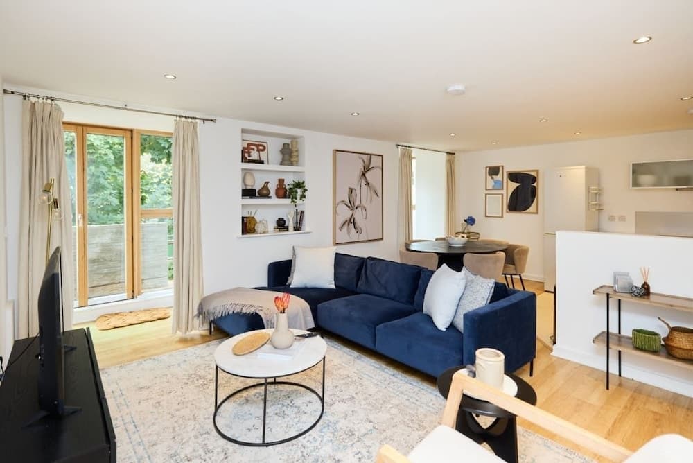 The Gwendolen Retreat - Inviting 2bdr Apartment With Balcony