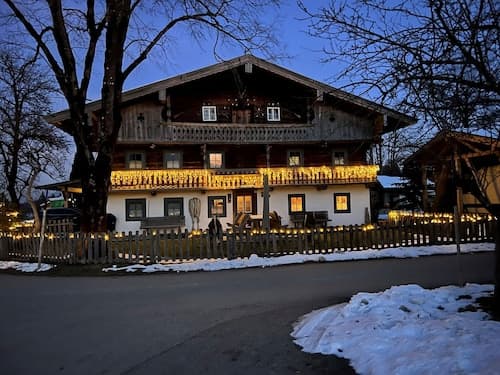 Historic Farmhouse: 200 Years old Meets new