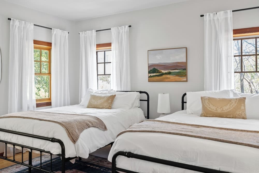 Urban Cowboy Villas - Heart of 704