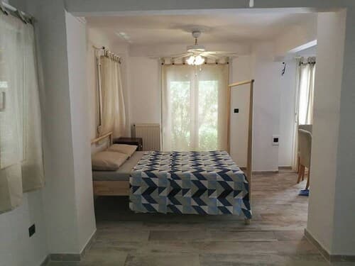 Center Apartment With Private Yard Yr11