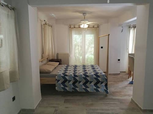 Downtown Apartment With Private Yard YR1