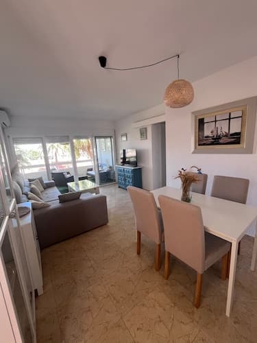 Lovely 2 Bedroom Apartment Near the Beach