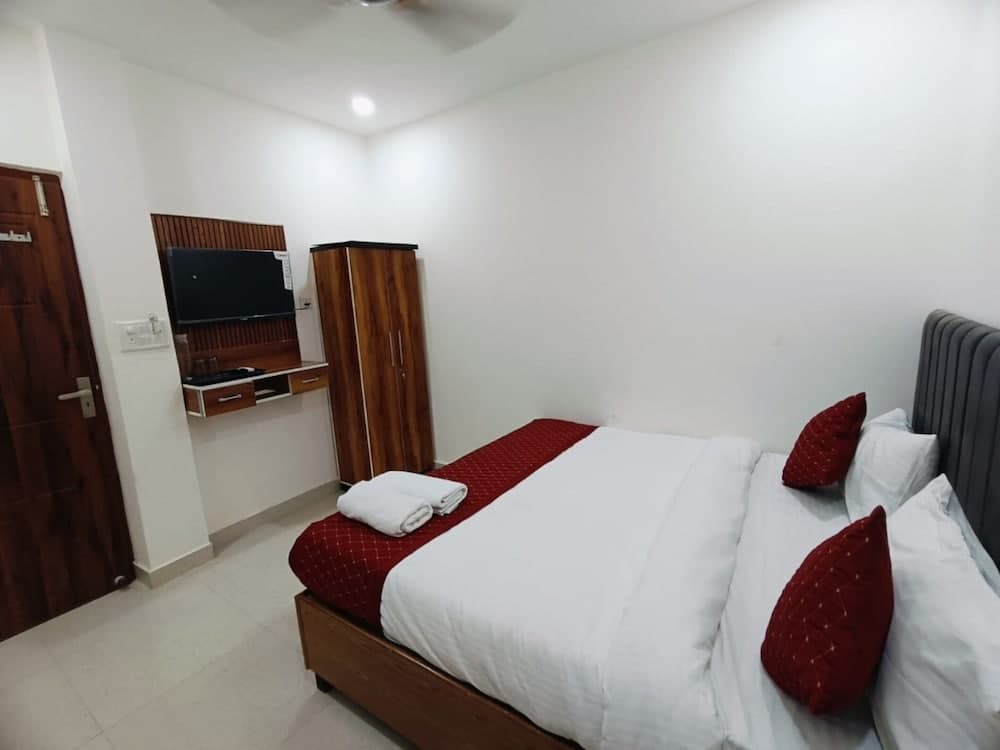 Goroomgo Kashi Grand Inn Varanasi