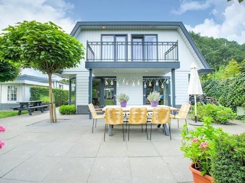 Lovely Holiday Home in Kaatsheuvel With Bubble Bath