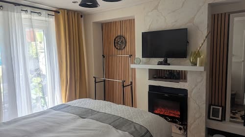 Folkestone - 1BR Apartment - Sauna - Pet Friendly