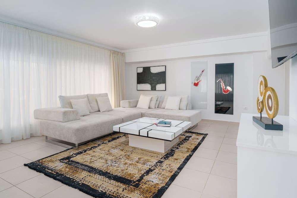 Voula Luxury Modern Living with Garden