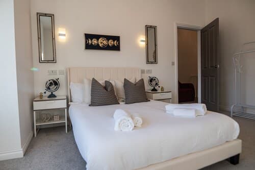 House - Sleeps 7 - Parking - Garden - Near Stn
