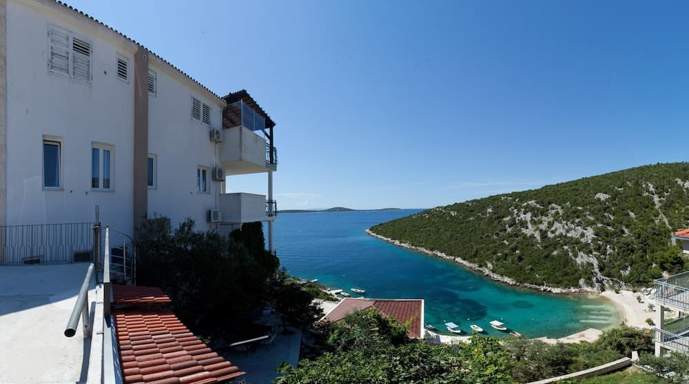 Wonderful Visinisce Apartments With Terrace and Sea Views