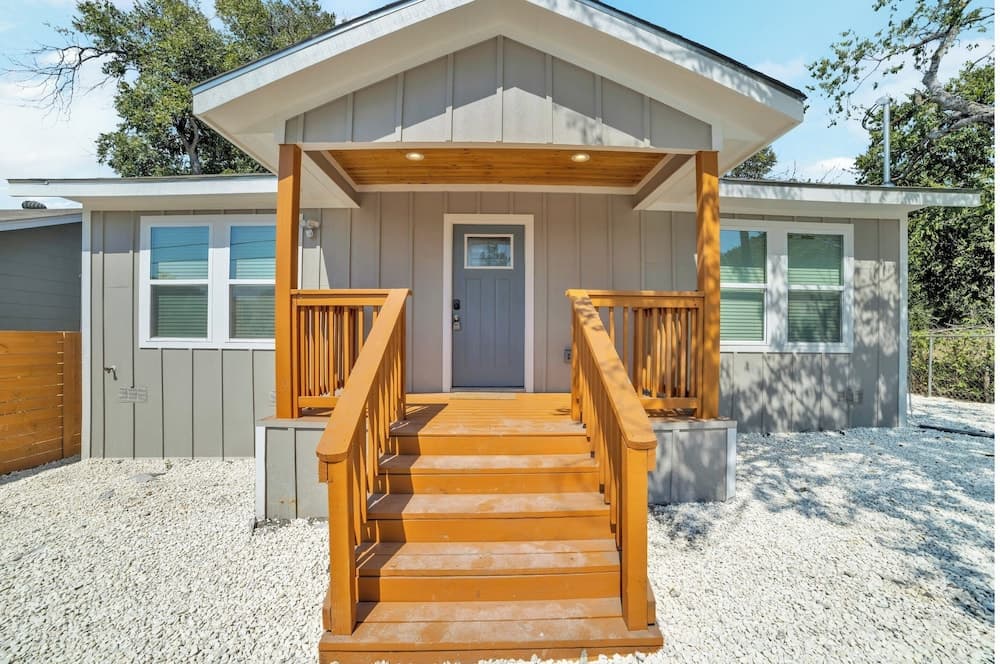 Spacious & Homey 4br/3ba W/amenities Near Downtown