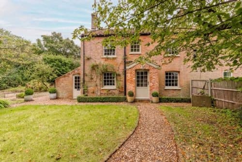 Host Stay Haclins Cottage