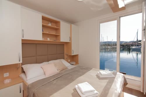 Eldamar Floating House