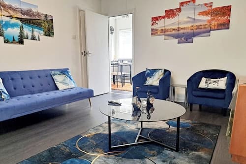 2 Bedroom House in Leeds - Sleeps 5, Wifi, Pets