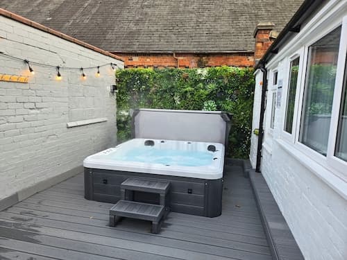 Derby City Centre Apartment With Roof Top Hot Tub