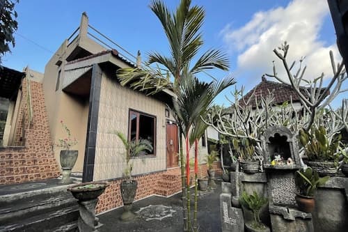 Mongan Homestay Beside The Belulang Hot Spring