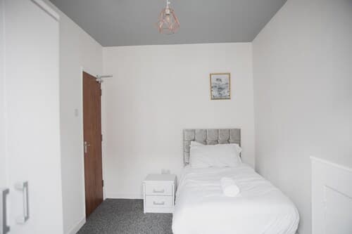 Room in Guest Room - Big Single Room Near City