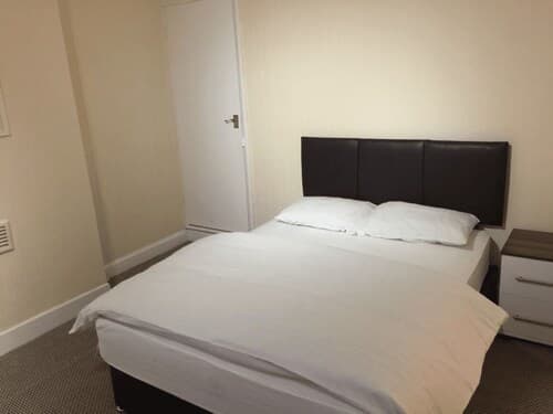 Room in Guest Room - Large Room in Leicester