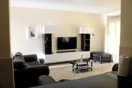 Cozy 3 Bed Duplex ,sleeps 6 With Double Bathroom