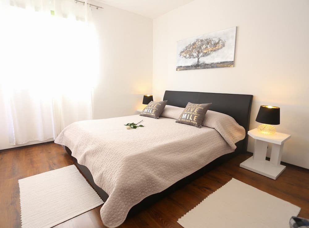 Okrug Gornji Luxurious Escape Villa With Pool