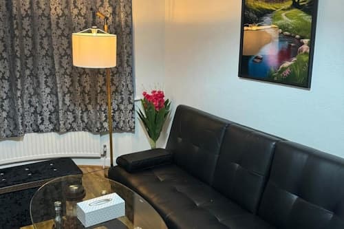 4BR Familyhome and Parking Sleeps7 Guests