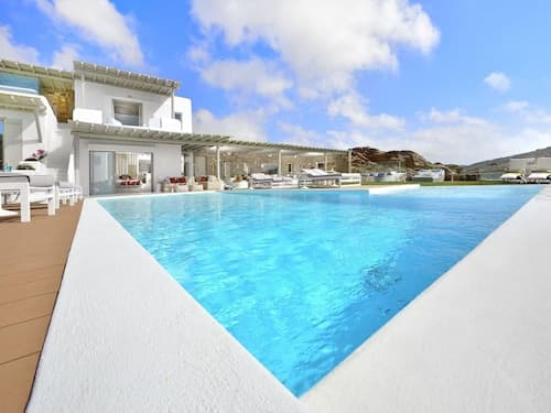 Coastal Retreat With Wellness