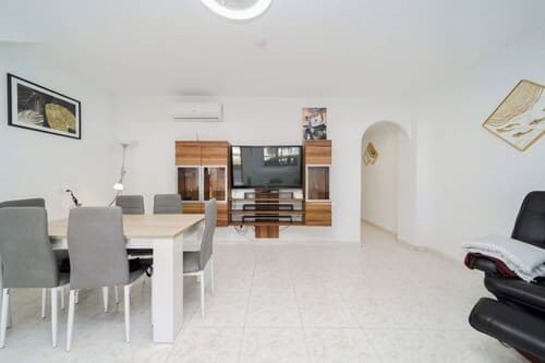 Modern 3-bed Apt, Sleeps 7, 6 Min Walk to Beach
