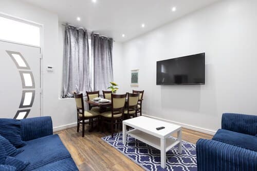 Leeds Retreat - 4BR House, Sleeps 10