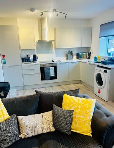 2 Bed Flat - Sleeps 8 - Pets - Garden - Parking