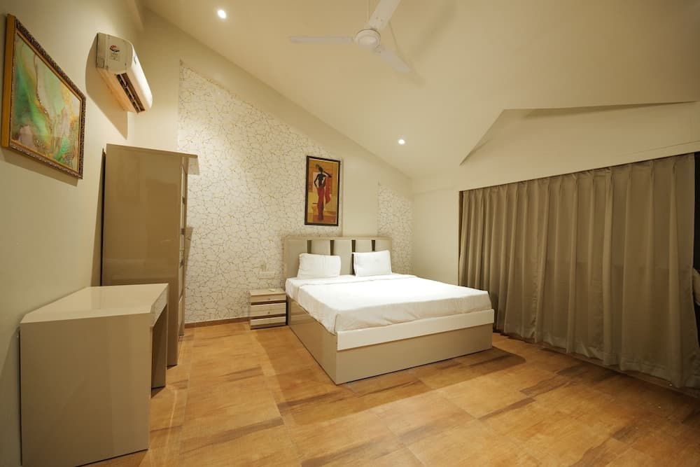 Warm Wood Villa By 97RoyalVista