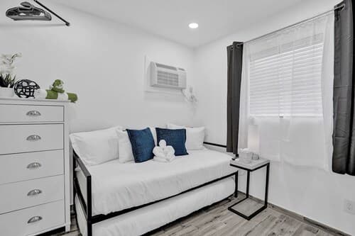 Newly Renovated #4 Close to the Beach w/ Parking