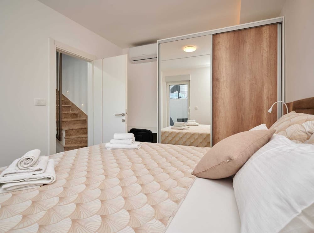 Exclusive Okrug Gornji Apartment With Shared Pool