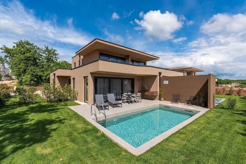 Apartment Near Beach With Pool
