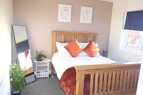 Nottingham 5-br, Sleeps 11 w/ Garden & Parking