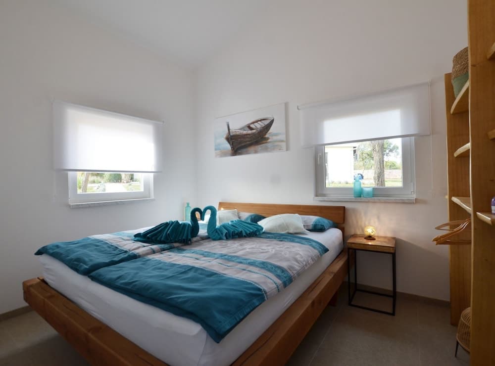 Golden and Green Acres Holiday Home With Pool and Sauna