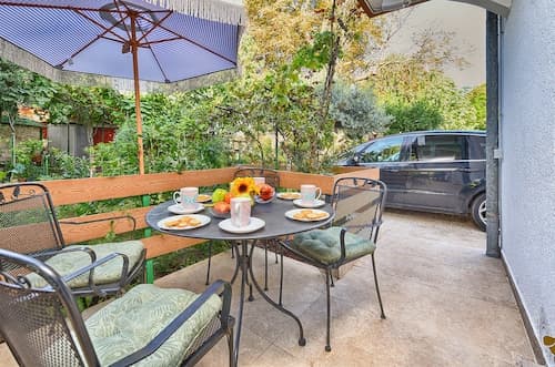 Spacious Apartment With Garden