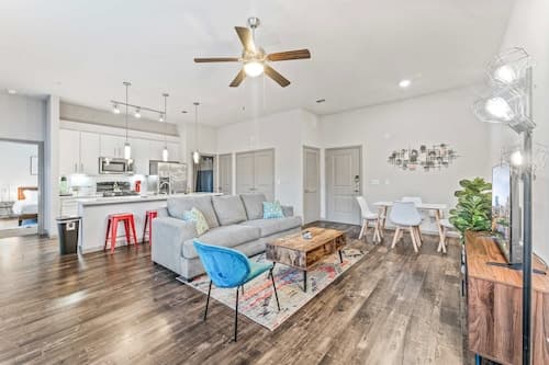 Cozy 2BR Suite Close to Downtown w Fast Wifi