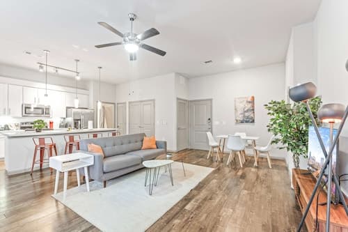 Homey 2BR Suite Close to Downtown w Fast Wifi