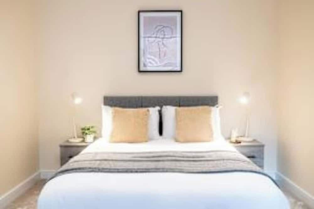 Modern One Bedroom Flat in Cox Lane