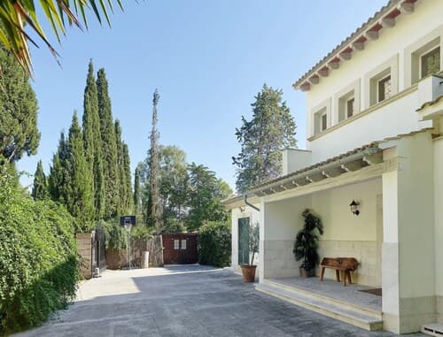 Villa on the Foot of La Font Hills