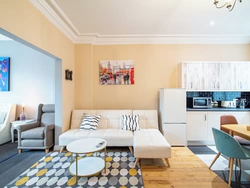 Creative & Cheerful Apartment by Avo in Sheffield