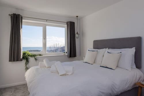 Beautifully Refurbished 4-bed Beachside Retreat