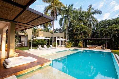 w Splendid 5BR Villa at Mesa de Yeguas