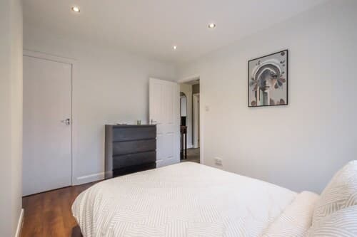 Sleek 2B/1B Retreat in Lindley, Huddersfield