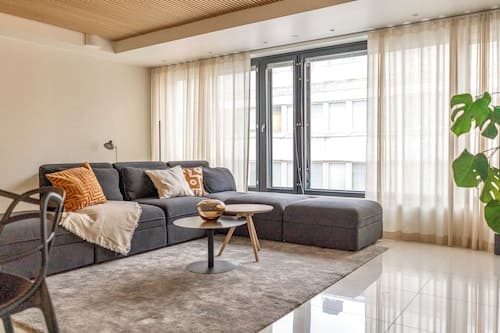 Luxurious 3-Br Apt with Balcony