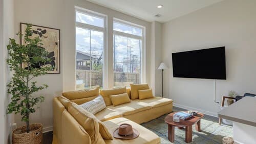 Minutes to Broadway Chic Newly Built 4bdr w/ Balcony 98 Degrees by Avantstay