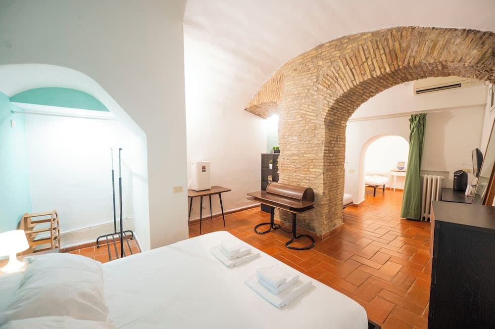 Campo De Fiori Grotto Apartment