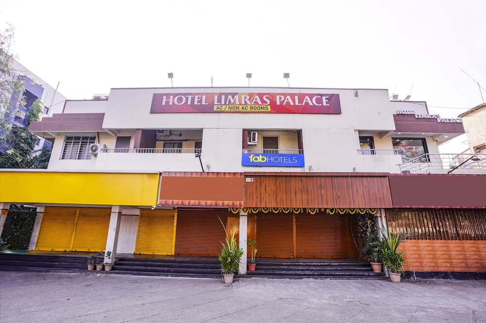 Fabhotel Limras Palace