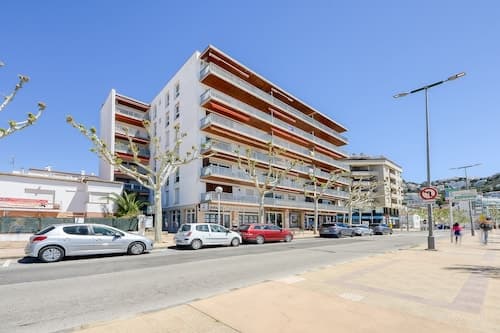 Apartment by Roses Beach With Mountain Views