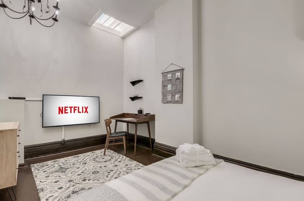 Casa Queen East Jaw Dropping 3BR Suite