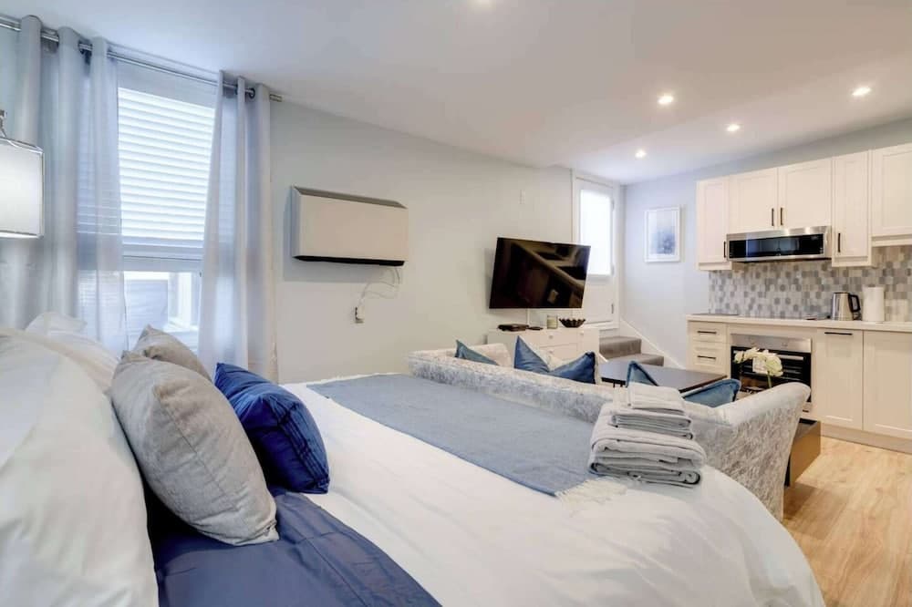 Casa Queen-Leslieville Suite w LRG Patio